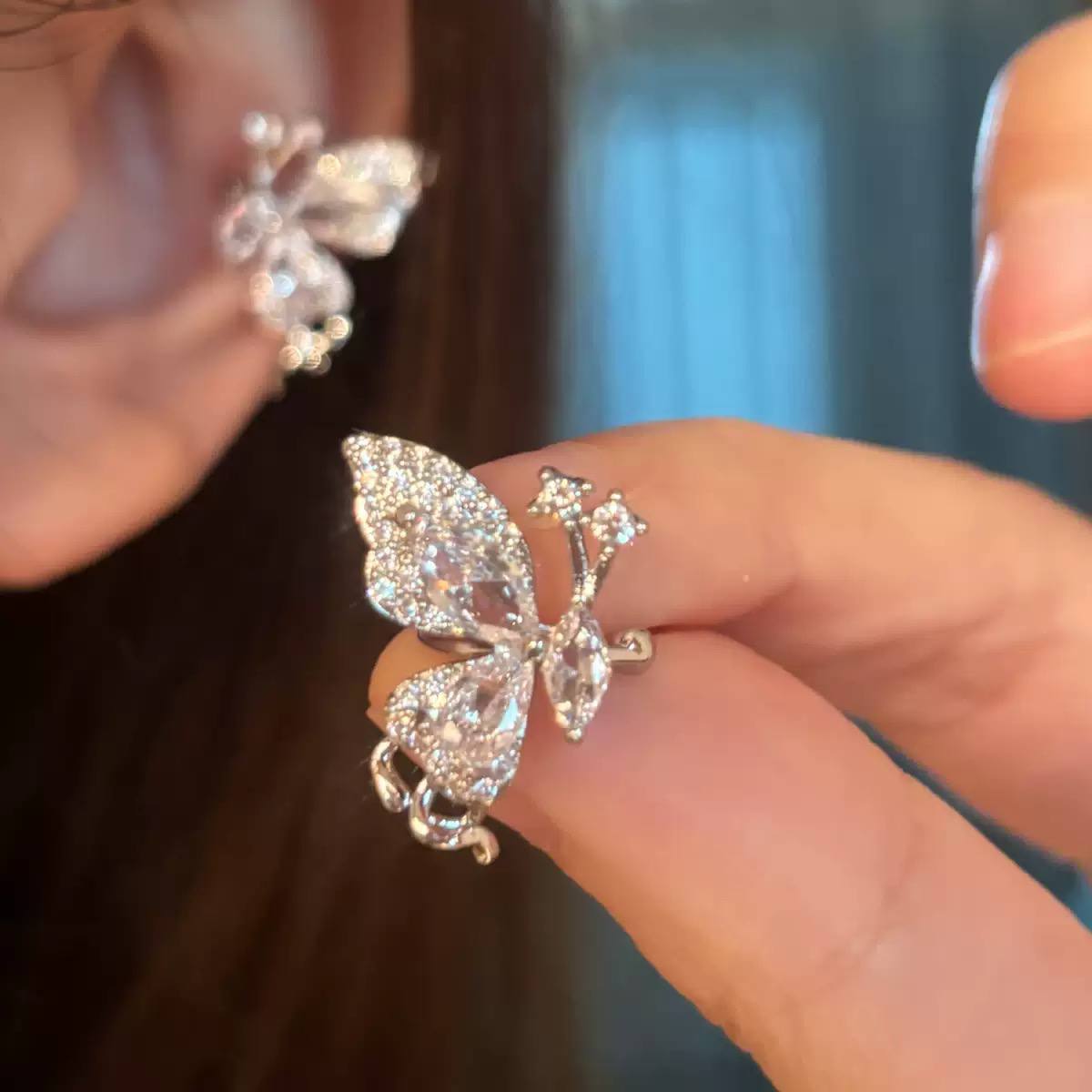 Třpytivá motýlí náušnice ear cuff