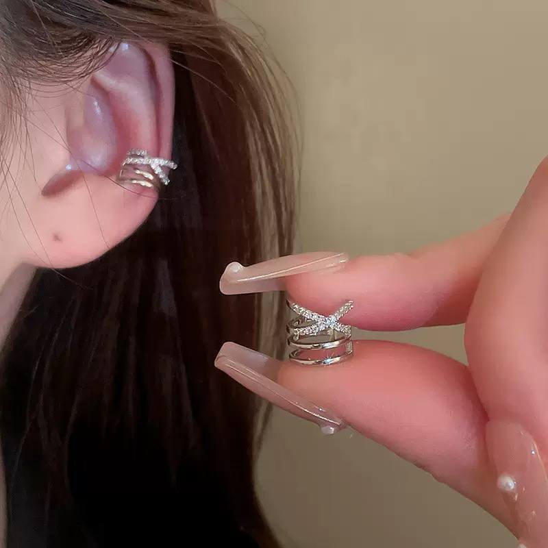 Křížová náušnice ear cuff